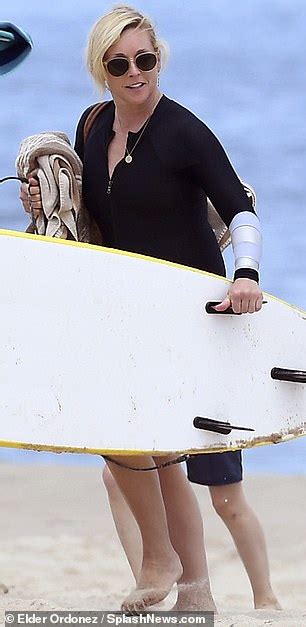 Jane Krakowski puts on leggy display in wetsuit as she hits the。